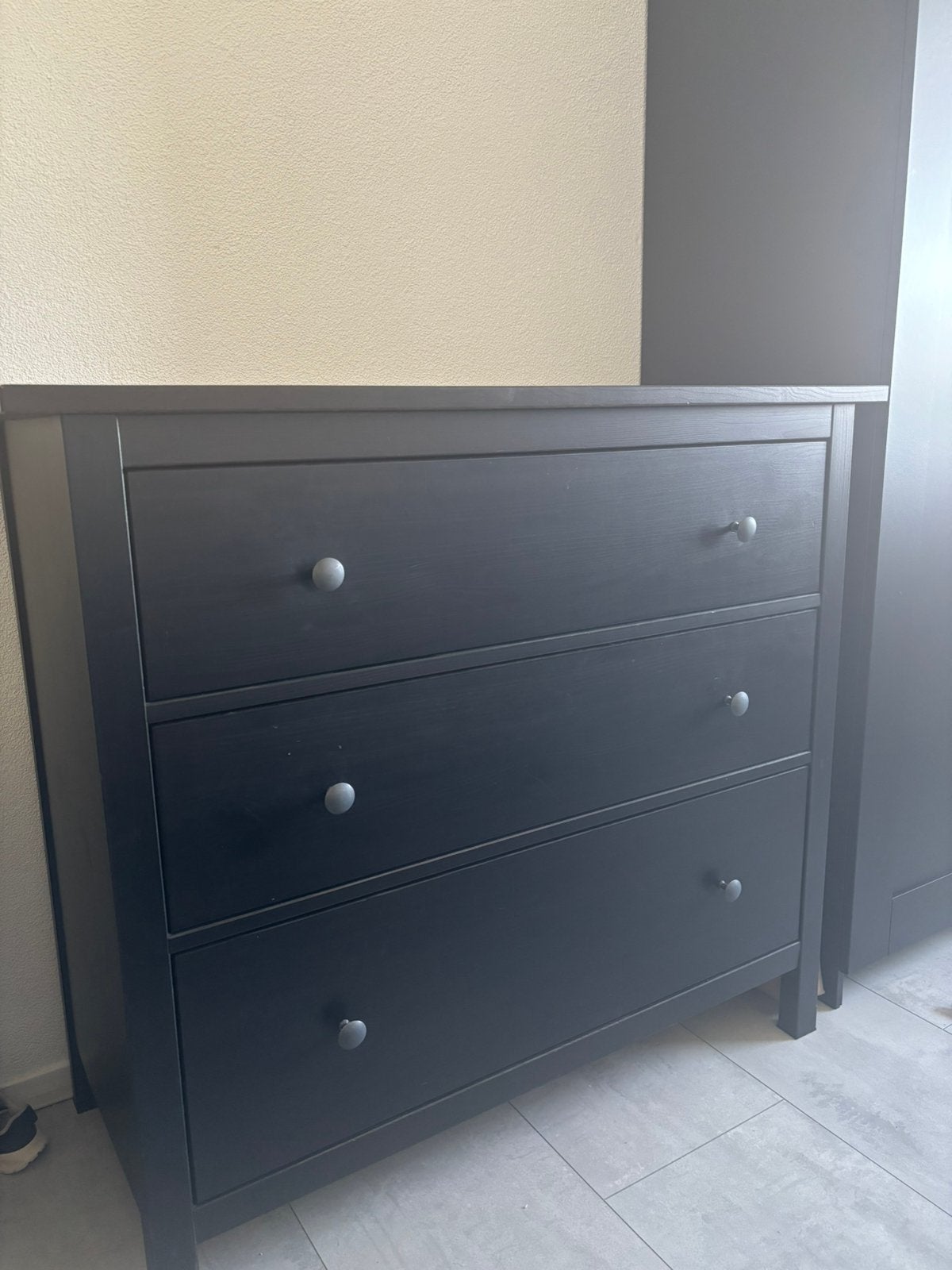 IKEA HEMNES ladekast 3 lades - Zwartbruin (Zo goed als nieuw, Ophalen, 100 tot 150 cm, Zo goed als nieuw, 3 of 4 laden
