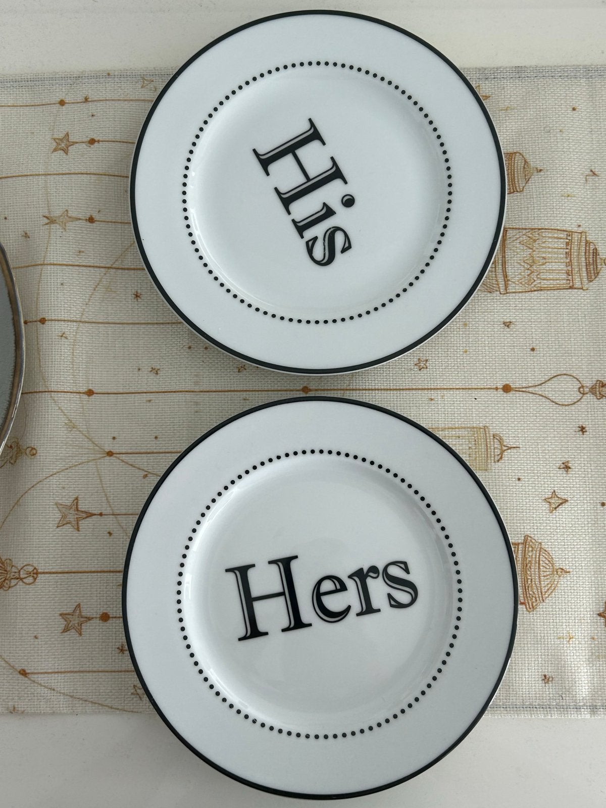Set van 6 'His & Hers' borden - Wit met zwarte opdruk, Huis en Inrichting, Keramiek, Ophalen of Verzenden, Zo goed als nieuw, Bord(en)
