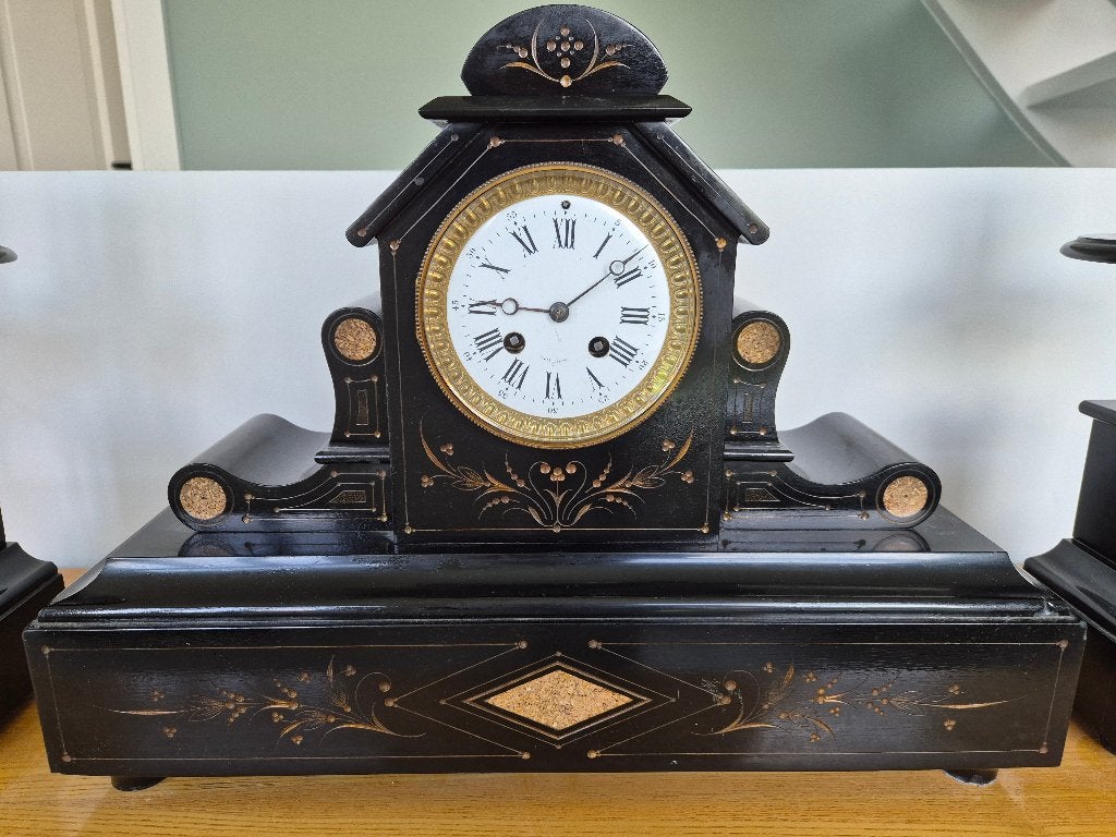 Antieke zwarte pendule klok met kandelaars, Ophalen