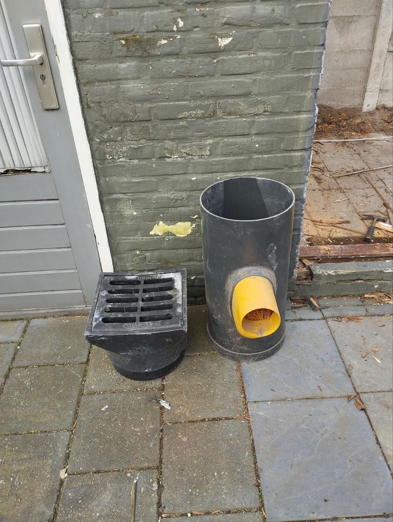 Straat kolk. Water afvoer put regenwater afvoer, Ophalen, Nieuw