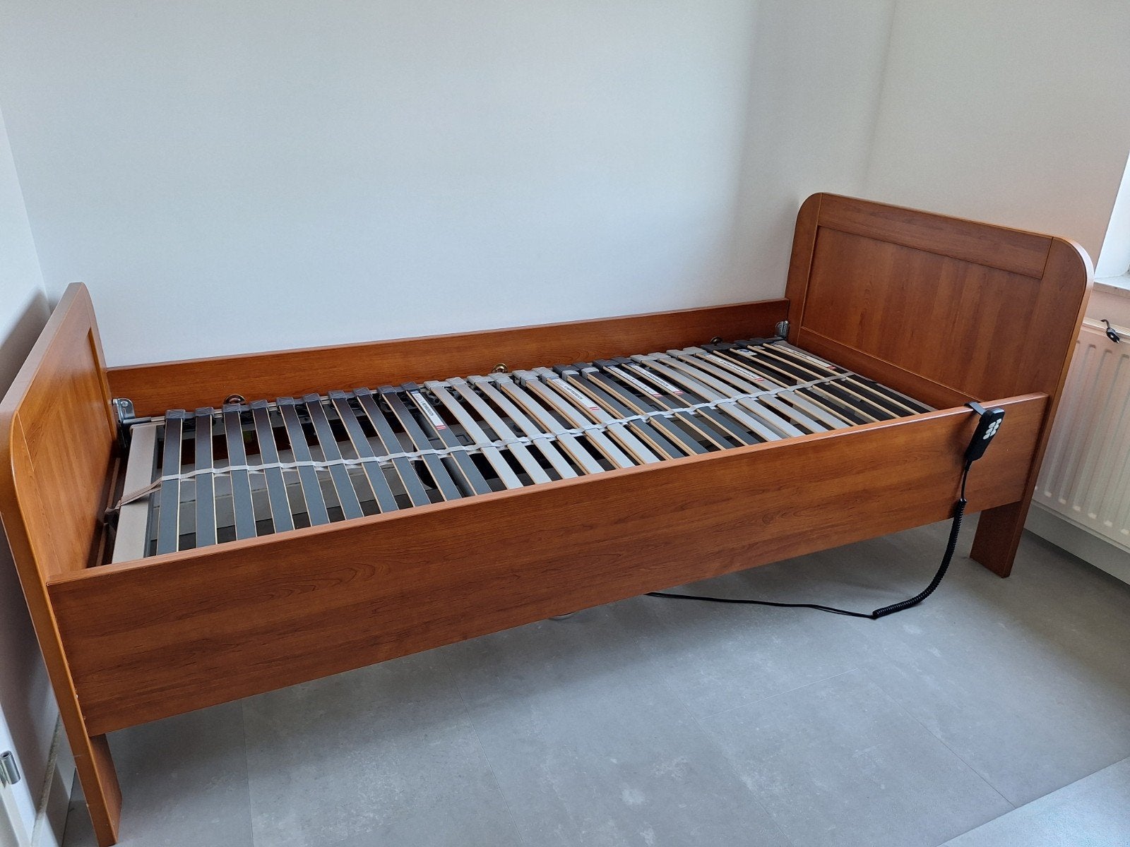 Seniorenbed 90x200 met elektrische lattenbodem, Ophalen, 90 cm, Eenpersoons, Bruin