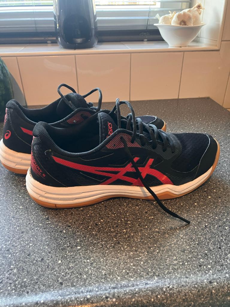 ASICS Upcourt 5 indoorschoenen - Zwart/Rood, Kleding | Heren, Sportkleding, Zwart, Overige maten, Ophalen of Verzenden, Zo goed als nieuw