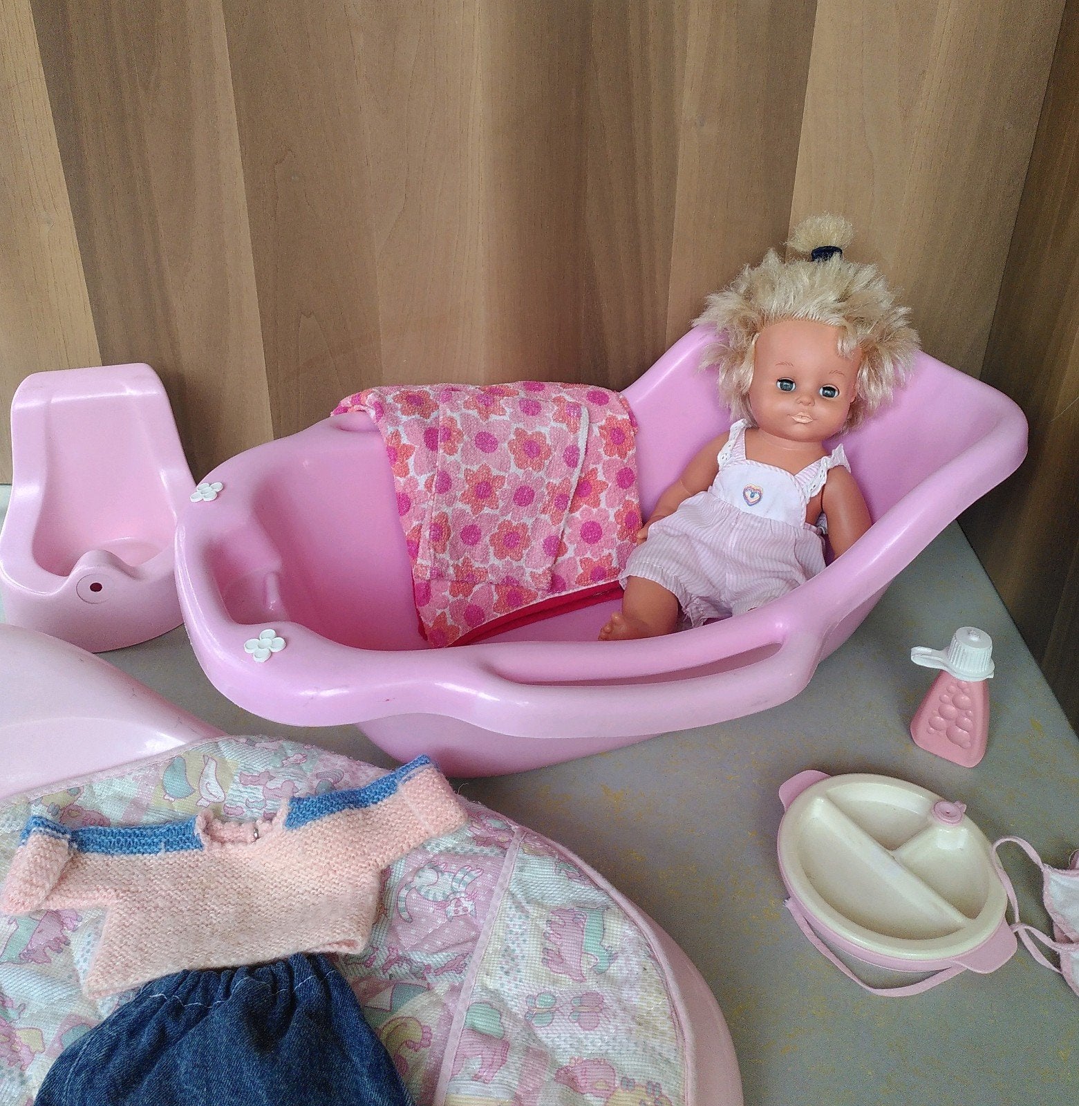 Fisher Price Babypop met badje en accessoires, Ophalen of Verzenden, Gebruikt, Babypop