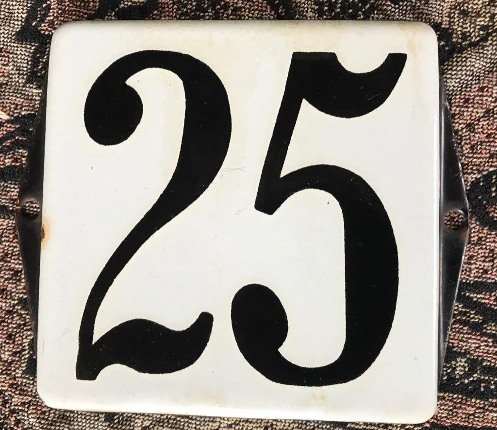 oud zwart-wit emaille huisnummer ; 25., Ophalen of Verzenden