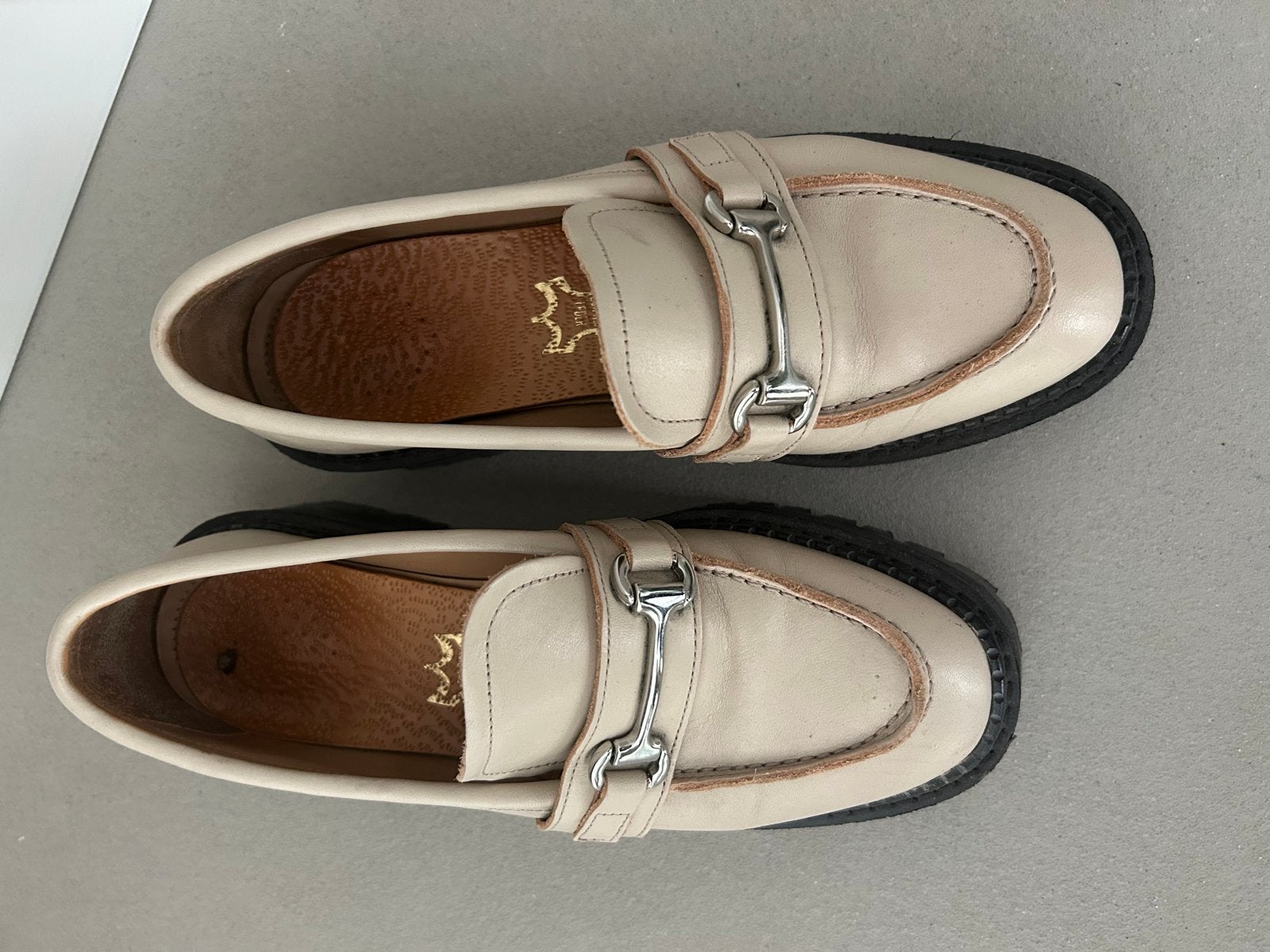 Beige leren loafers met dikke zool - &Other Stories, Kleding | Dames, Ophalen of Verzenden, Gedragen, Beige, Instappers