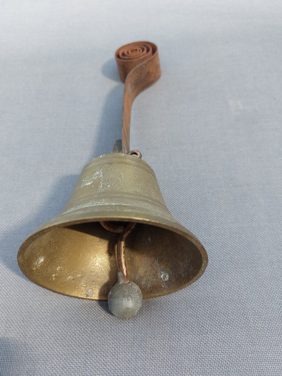 Oude koperen bel met ijzeren houder, Antiek en Kunst, Antiek | Koper en Brons, Ophalen of Verzenden