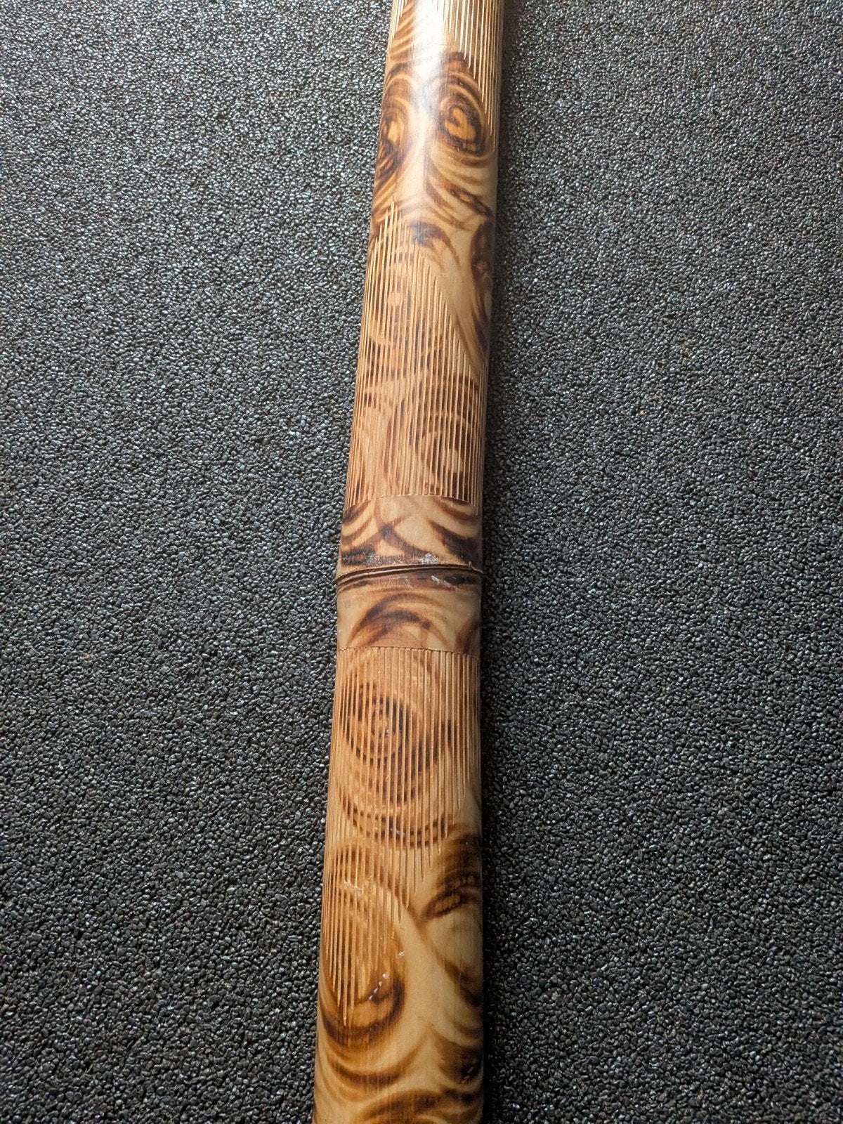 didgeridoo met houtsnijwerk, Muziek en Instrumenten, Blaasinstrumenten | Didgeridoos, Ophalen, Gebruikt