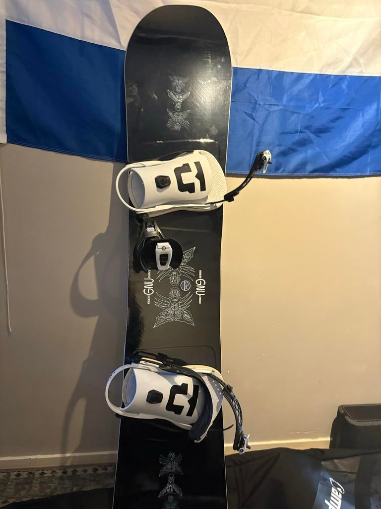 NOOIT GEBRUIKT:  GNU Snowboard Twin Board + Bindingen, Ophalen, Nieuw, Board