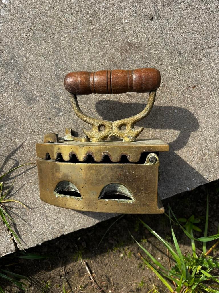 Antiek Messing strijkijzer kool briket, Ophalen of Verzenden