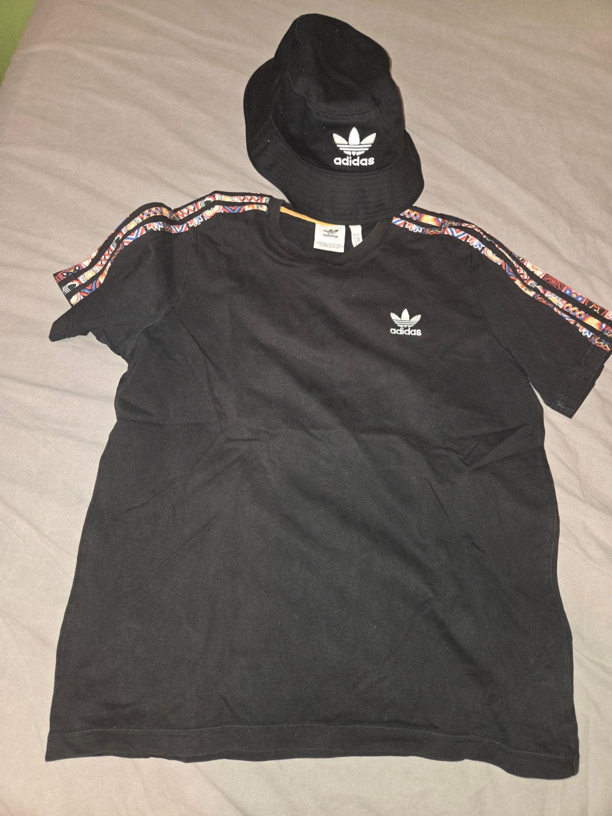 Adidas tshirt en bucket hat, Kleding | Heren, T-shirts, Maat 48/50 (M), Zwart, Ophalen of Verzenden, Zo goed als nieuw