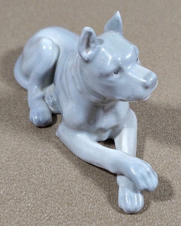 Vintage Porseleinen Hond Beeldje - Liggende Pitbull, Verzenden, Zo goed als nieuw, Hond of Kat, Beeldje of Figuurtje