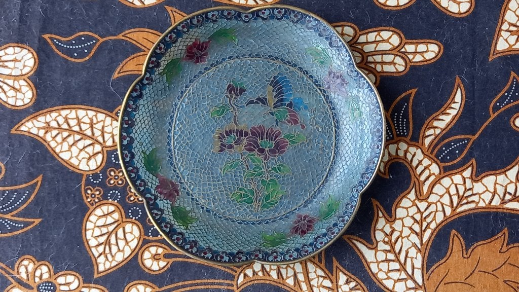 Prachtige antieke Chinese schotel van glas cloisonne 15,2 cm, Antiek en Kunst, Handgemaakt, Ophalen of Verzenden, China, Meerkleurig