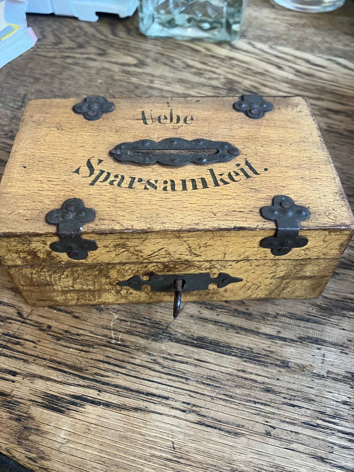 Antieke houten spaarpot met opschrift 'Uebe Sparsamkeit', Verzamelen, Spaarpotten, Gebruikt, Overige thema's, Hout, Ophalen of Verzenden