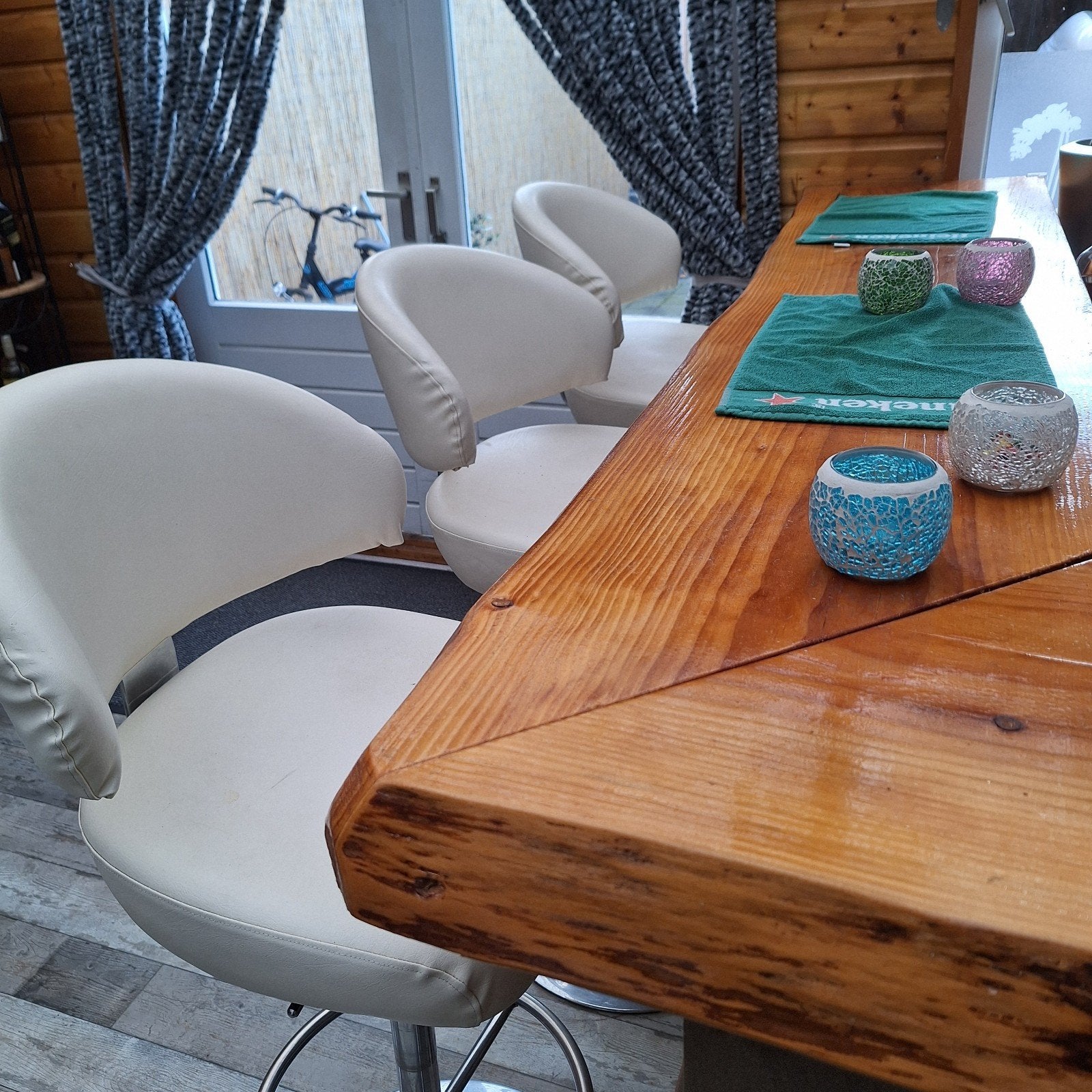 Handgemaakte houten bar met 3 barstoelen, Ophalen of Verzenden, Zo goed als nieuw, Inclusief barstoelen