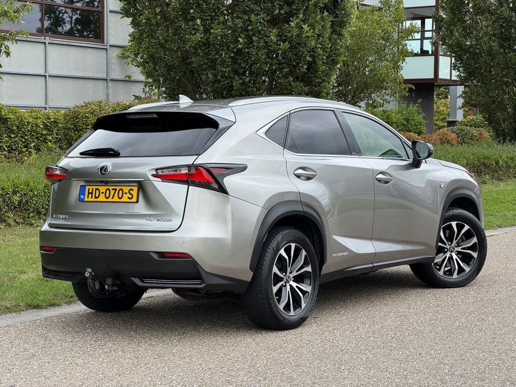 Lexus NX 300h AWD F Sport Trekhaak Schuifdak (bj 2015), Auto's, Lexus, Automaat, Achterwielaandrijving, Gebruikt, Euro 6