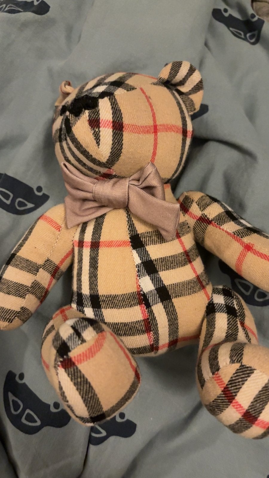 Burberry-stijl teddybeer met strik, Overige merken, Beer, Ophalen of Verzenden, Zo goed als nieuw