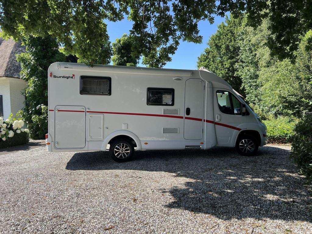 Sunlight V66 Zeer compact met stalling, Caravans en Kamperen, Campers, Sunlight, Tot en met 2, Treinzit, Bedrijf