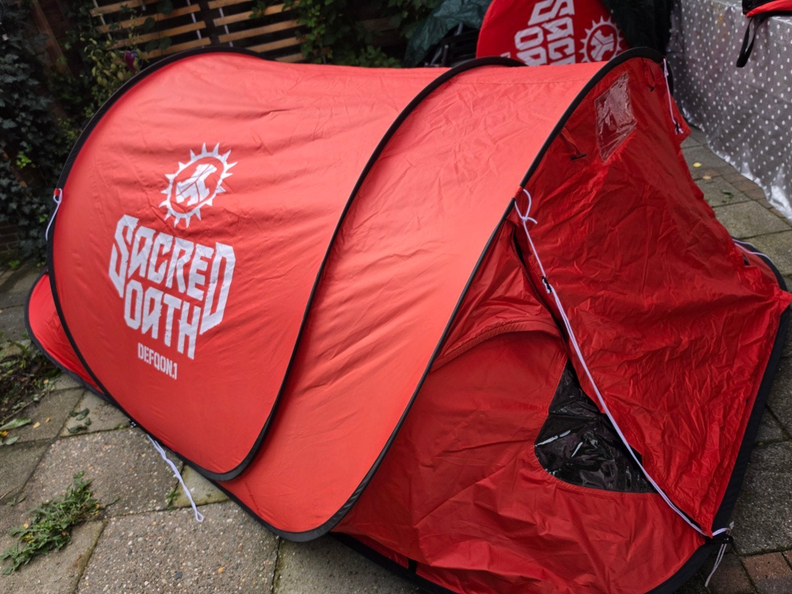 Defqon.1 Sacred Oath pop-up tent – 2 persoons – compleet, Ophalen, Zo goed als nieuw, Tot en met 2