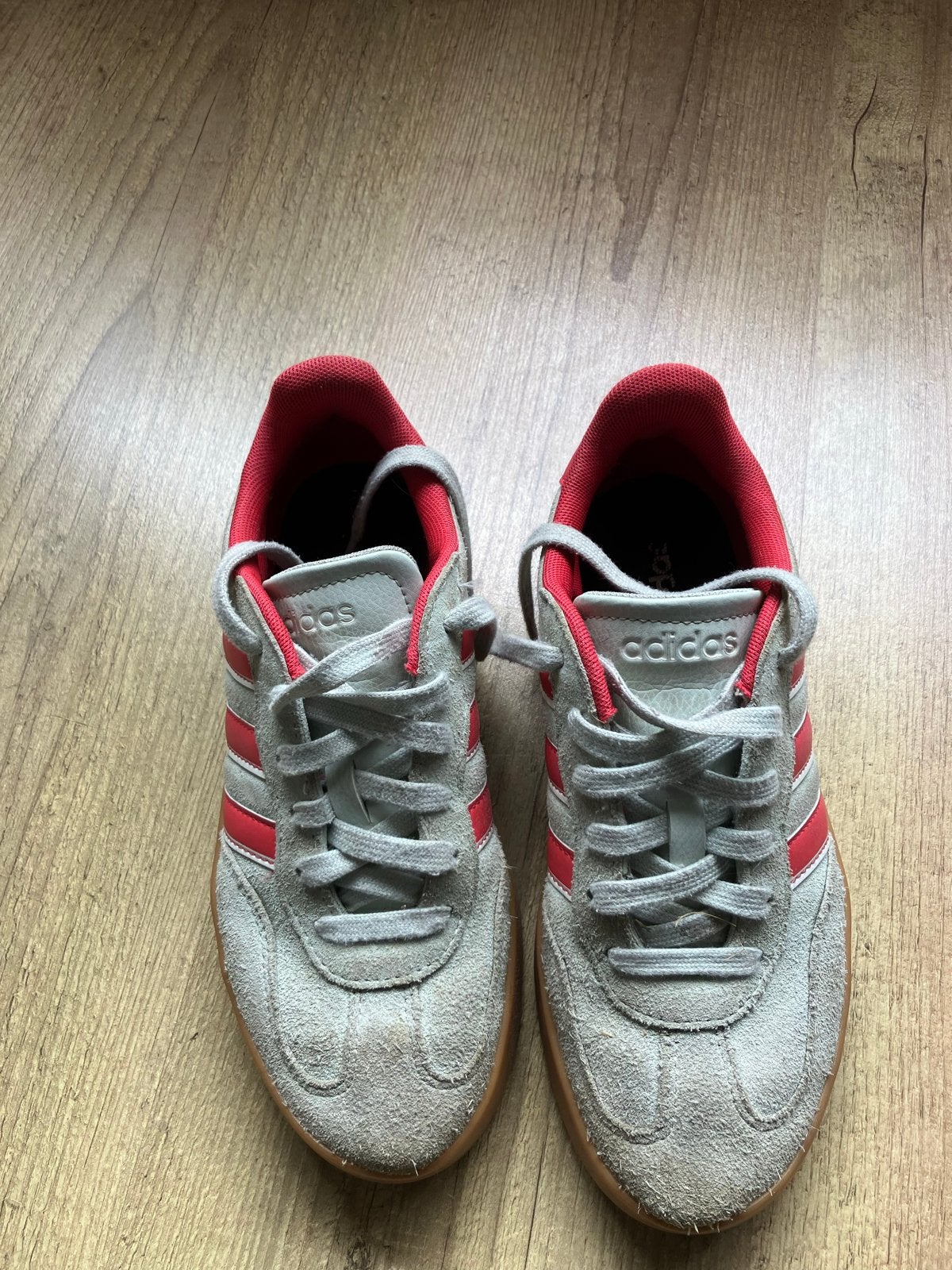 Adidas sneakers maat 38 - Grijs met rood, Kleding | Dames, Schoenen, Ophalen, Gedragen, Grijs, Sneakers of Gympen