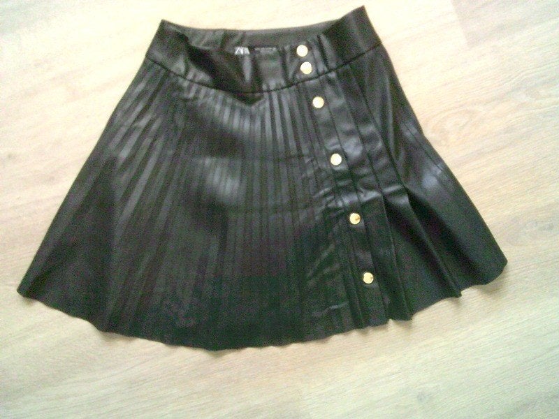 ZARA leatherlook korte zwarte plooirok met drukkers S, Verzenden, Maat 36 (S), Gedragen, Boven de knie