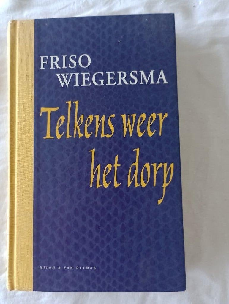TELKENS WEER HET DORP  Friso Wiegersma boek + 2 cd's, Ophalen of Verzenden, Zo goed als nieuw, Friso Wiegersma, Cabaret