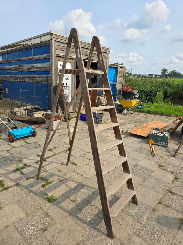Oude houten schilders trap, Ophalen