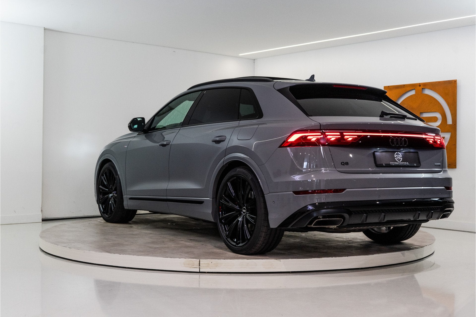 Audi Q8 60 TFSI E Quattro S-Edition Competition 490PK 2026 |, Automaat, 77 km/l, Zwart, 2995 cc