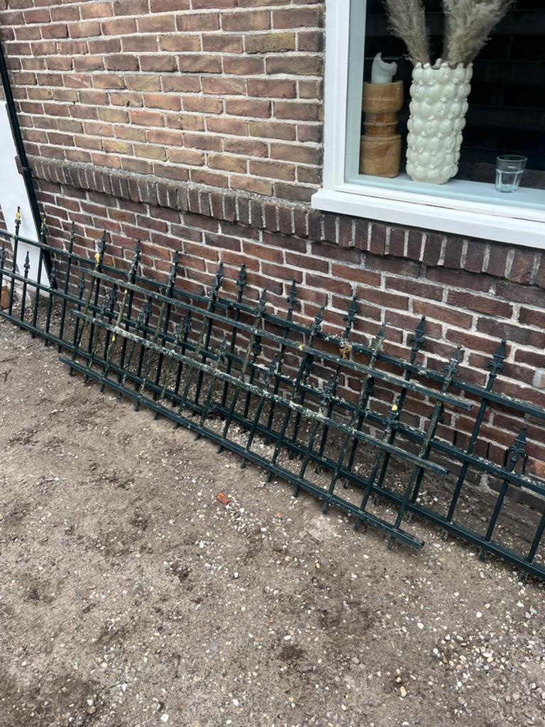 Sierhekwerk 75 cm hoog 3x 2 meter + hek en passtuk, Ophalen of Verzenden, Zo goed als nieuw, IJzer, Sierhekwerk
