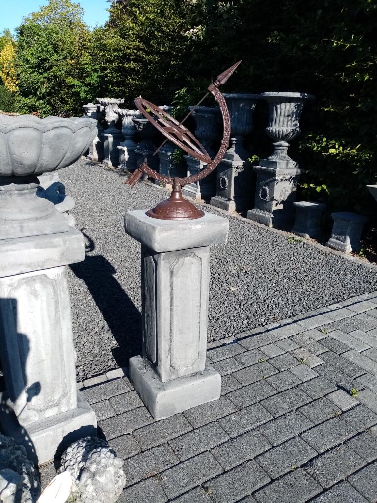 Mooie hoge sokkel met gietijzeren zonnewijzer., Ophalen, Nieuw