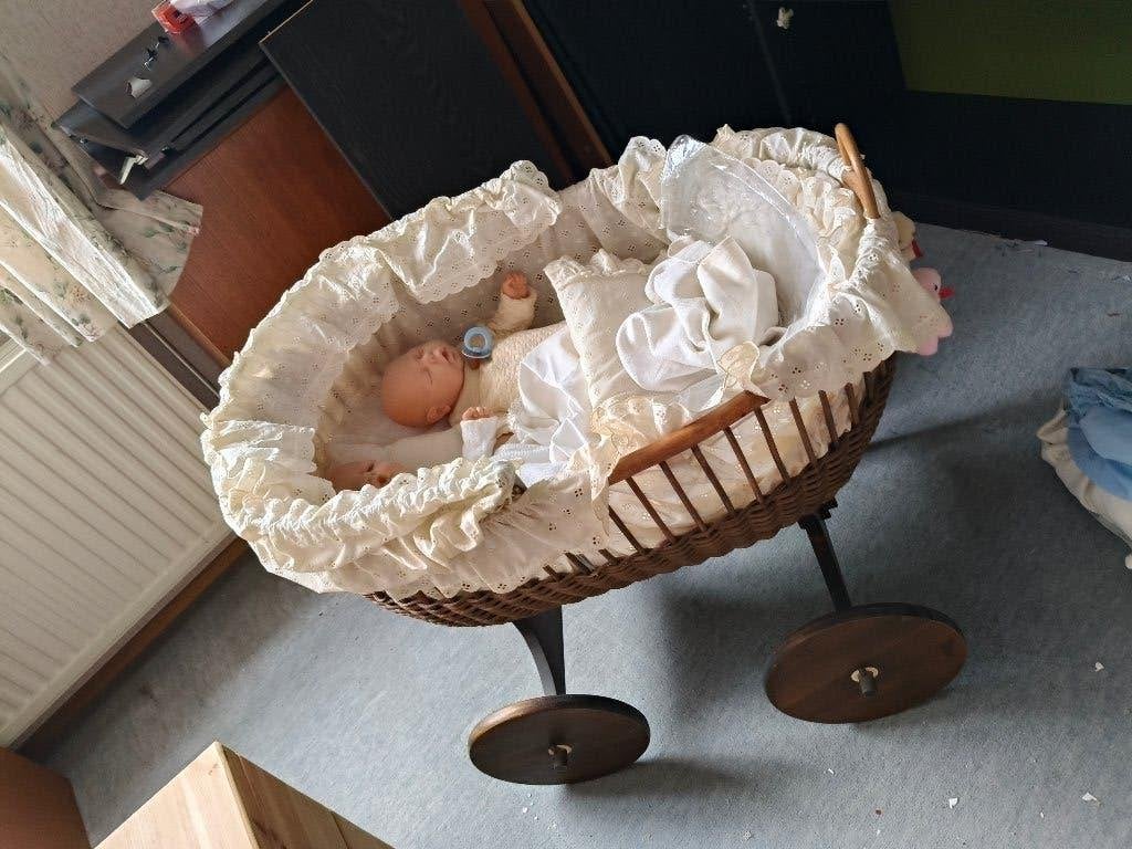 Wiegje / Poppenwiegje met twee poppen, Kinderen en Baby's, Speelgoed | Poppen, Ophalen, Gebruikt, Babypop