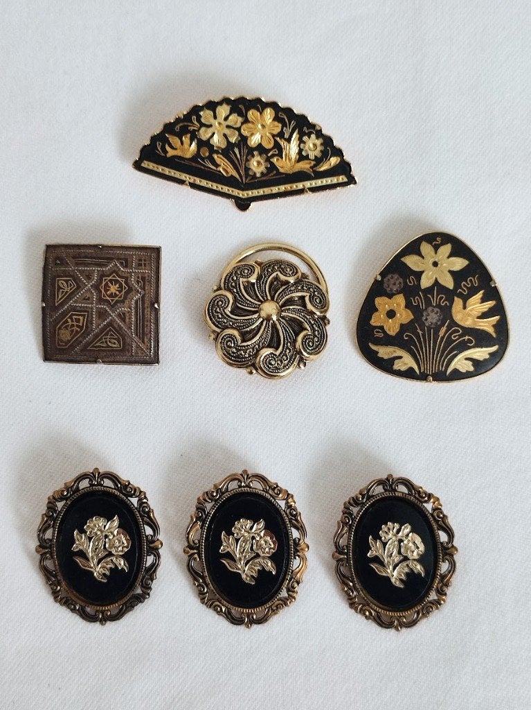 8 Damascene broches in verguld metaal - als lot of per stuk, Sieraden, Tassen en Uiterlijk, Overige materialen, 4 tot 7 cm, Gebruikt