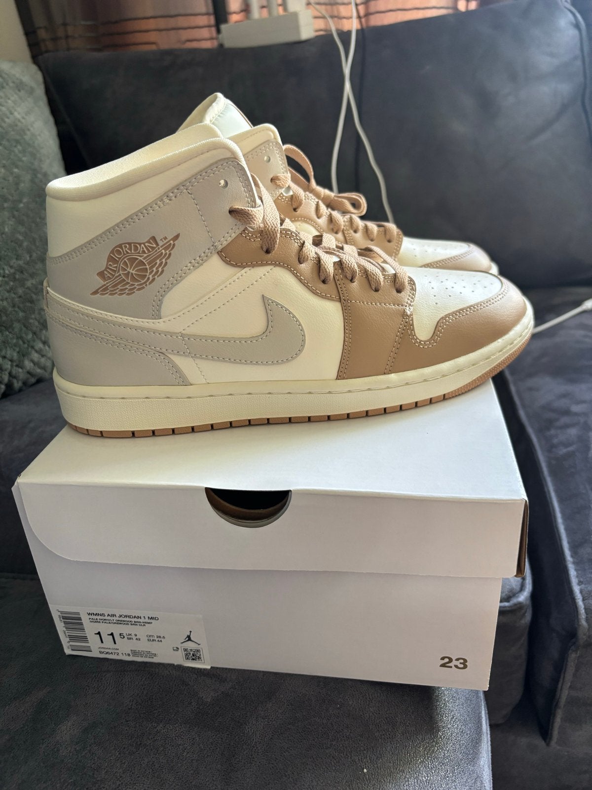 Nike Air Jordan 1 Mid Pale Ivory Maat 44 Nieuw, Kleding | Dames, Schoenen, Ophalen of Verzenden, Nieuw, Overige kleuren, Sneakers of Gympen