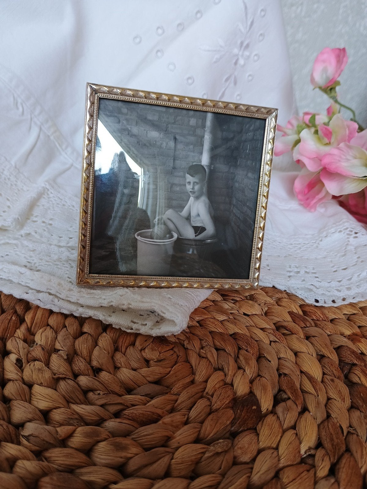 Oud vierkant fotolijstje met bol glas ( nr.2), Ophalen of Verzenden