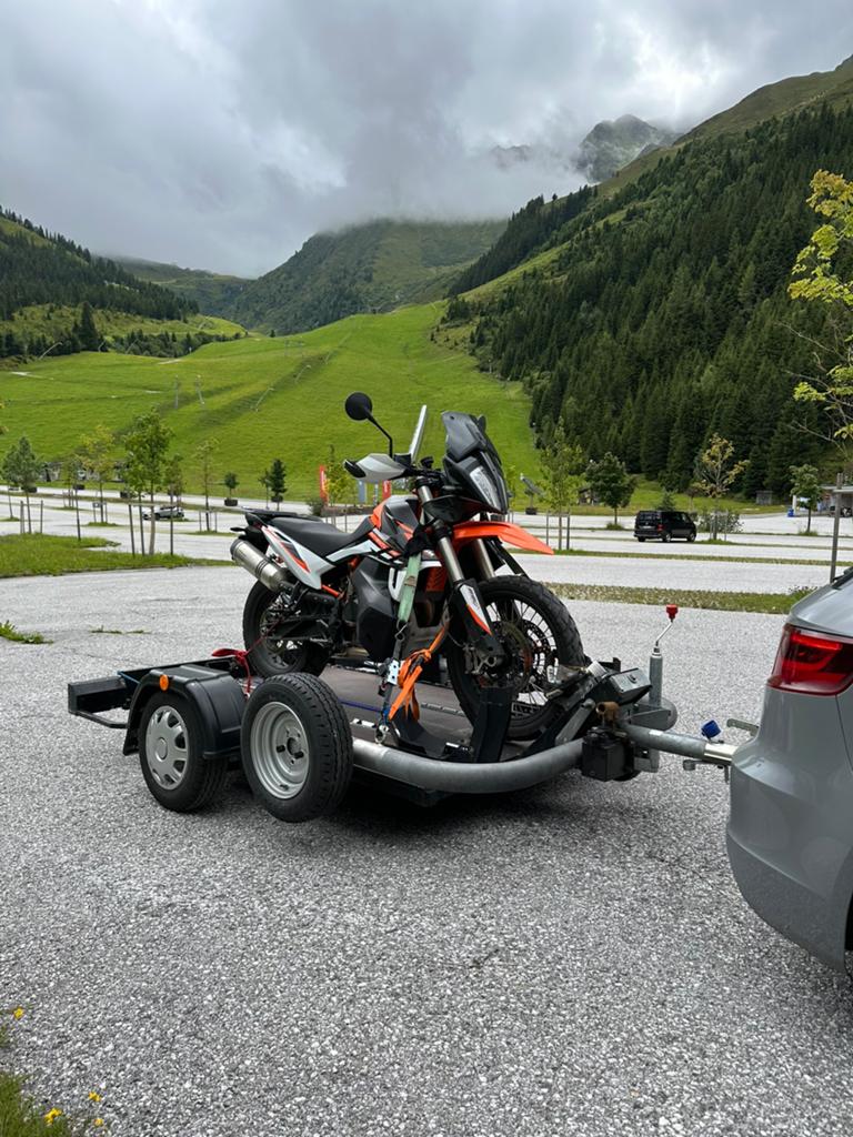 Mooie afzinkbare motor trailer te huur, Ophalen