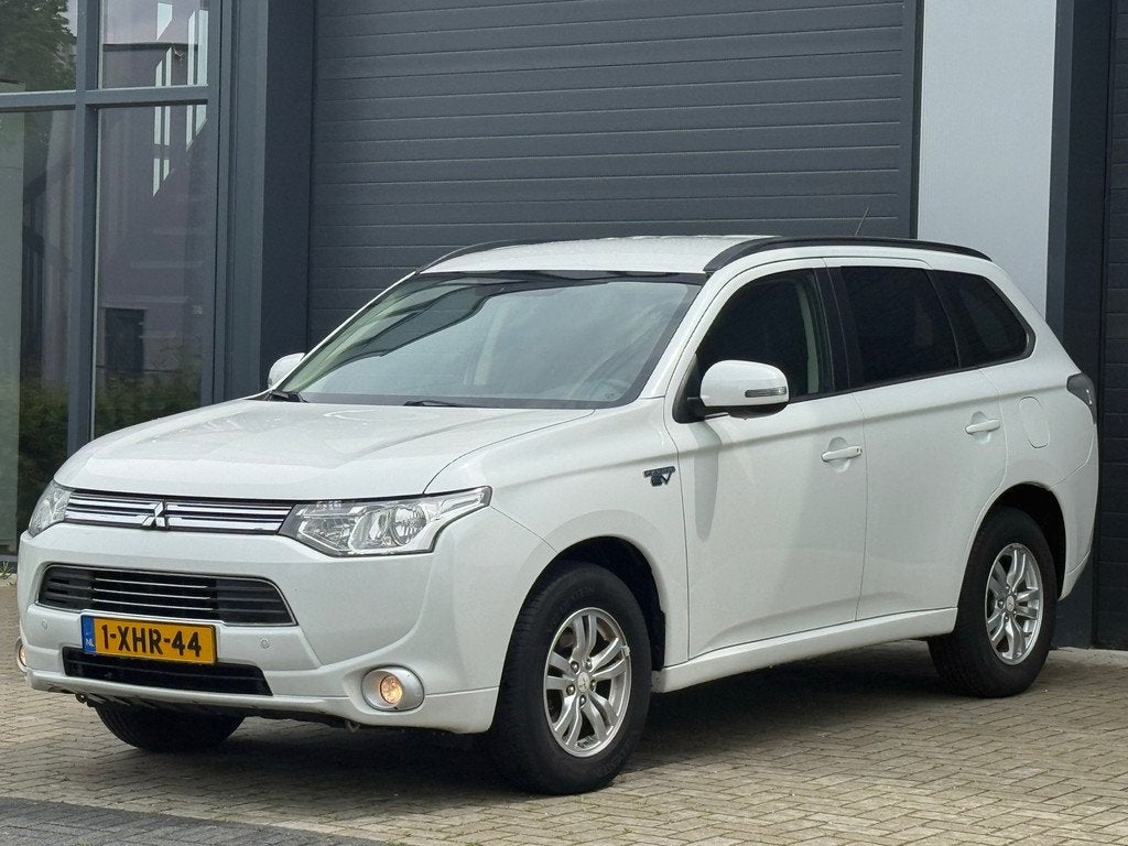 Mitsubishi Outlander 2.0 PHEV Business Edition / CAMERA NAVI, Auto's, Mitsubishi, 4 cilinders, Wit, Vierwielaandrijving, Hybride Elektrisch/Benzine