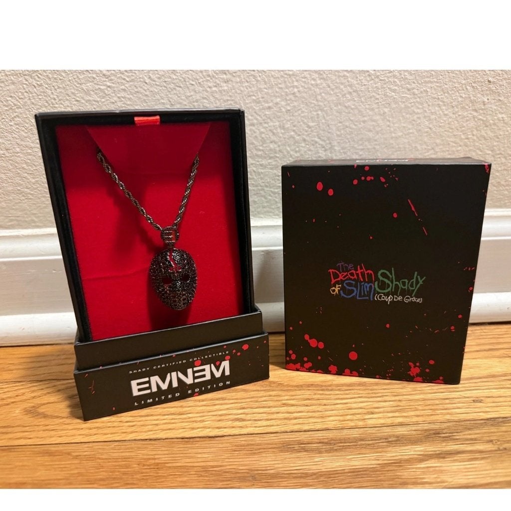 Eminem - Hockey Mask Diamond Pendant & Chain (Gun Metal), Ophalen of Verzenden, 2000 tot heden, Nieuw in verpakking