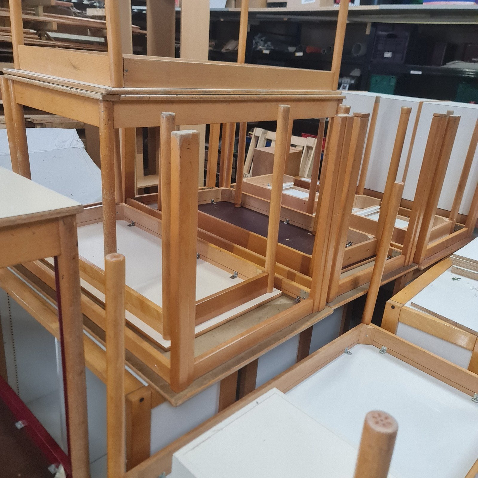Schilte. School-Tafels. / Bureaus. OPRUIMING, Ophalen