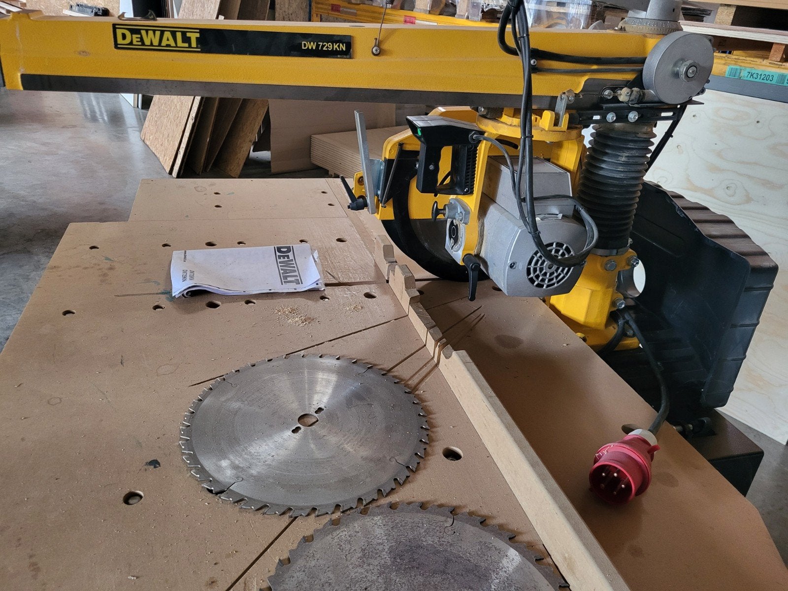 te koop Dewalt radiaalzaag, Doe-het-zelf en Verbouw, Gereedschap | Zaagmachines, Ophalen, Gebruikt, DeWalt, 70 mm of meer