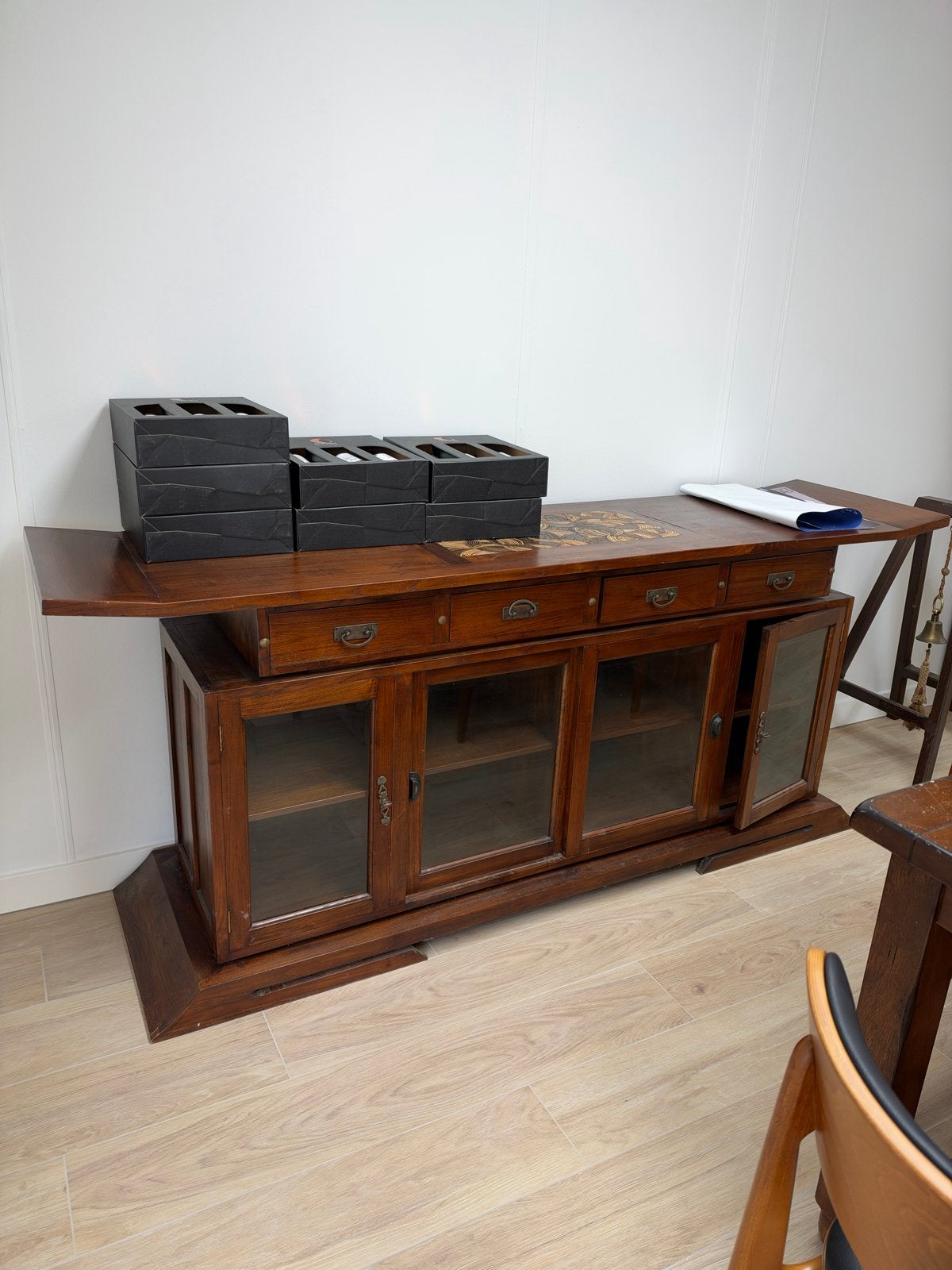 Antiek dressoir met glazen deuren en lades