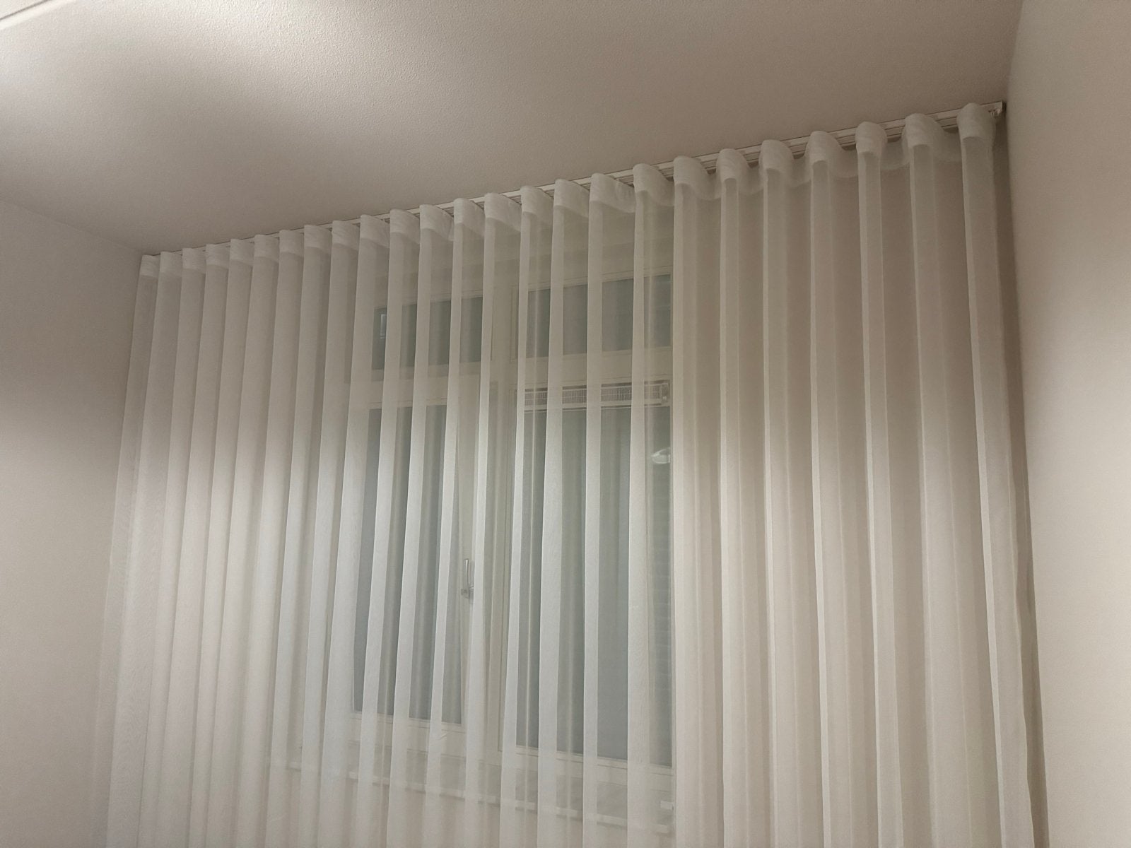 2x Witte Inbetween Gordijnen - 260x230 cm, Wit, Nieuw, Ophalen of Verzenden, Lichtdoorlatend