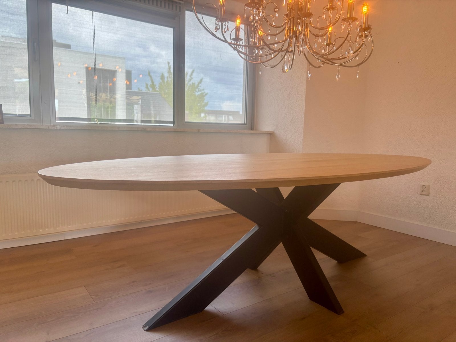 Ovale eettafel van eikenhout met zwart metalen onderstel, Ophalen, Eikenhout, 50 tot 100 cm, Zo goed als nieuw