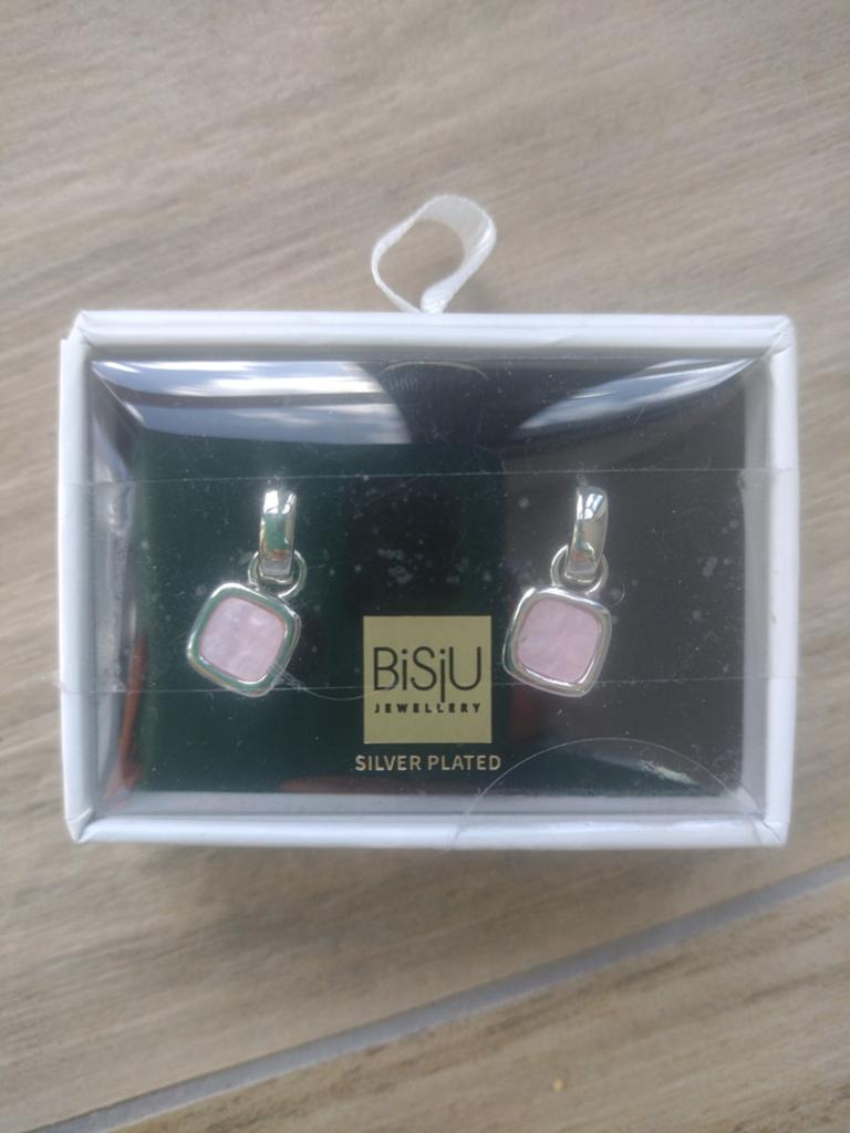 NIEUW in verpakking Oorringen merk bisju, licht roze, Ophalen of Verzenden, Nieuw, Roze, Overige materialen
