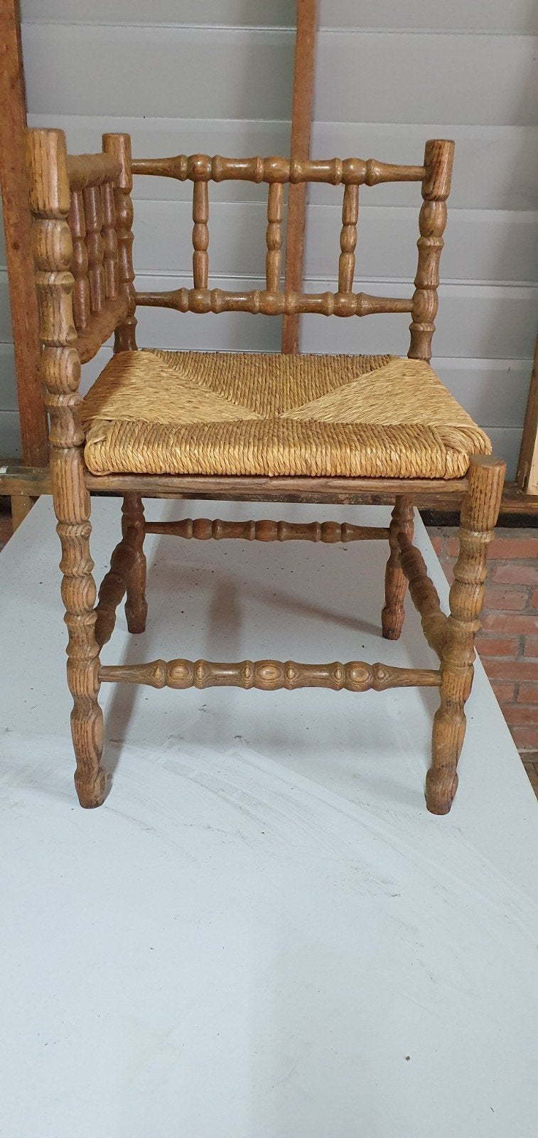 Brocante Hoekstoeltje met rieten zitting - donkerbruin Eiken, Antiek en Kunst, Ophalen