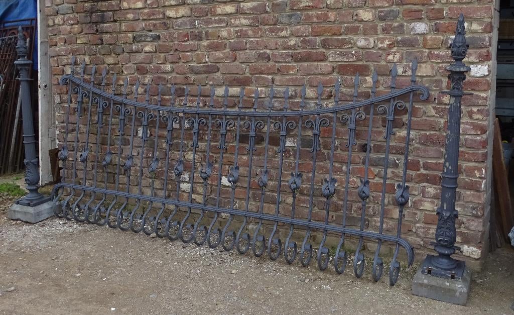 oud gesmeed en geklonken hek hekwerk met gietijzeren palen, Ophalen