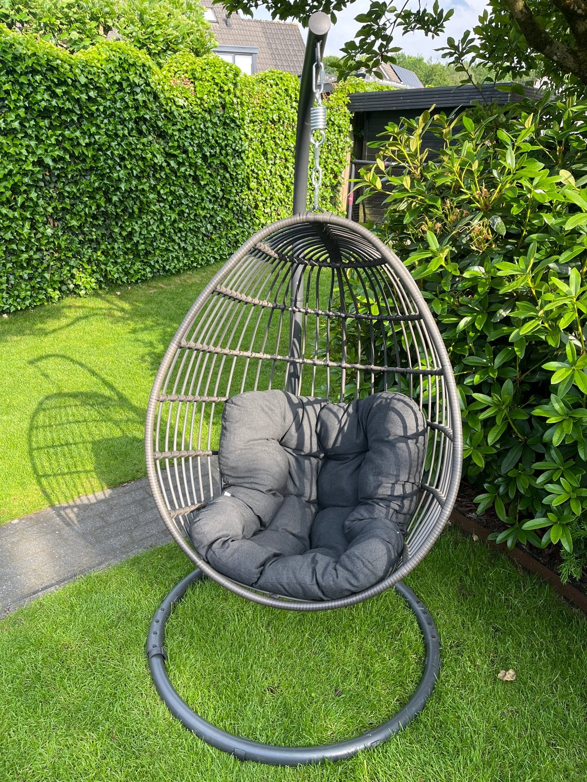Comfortabele hangstoel met standaard en kussen, Tuin en Terras, Ophalen, Zo goed als nieuw, Wicker