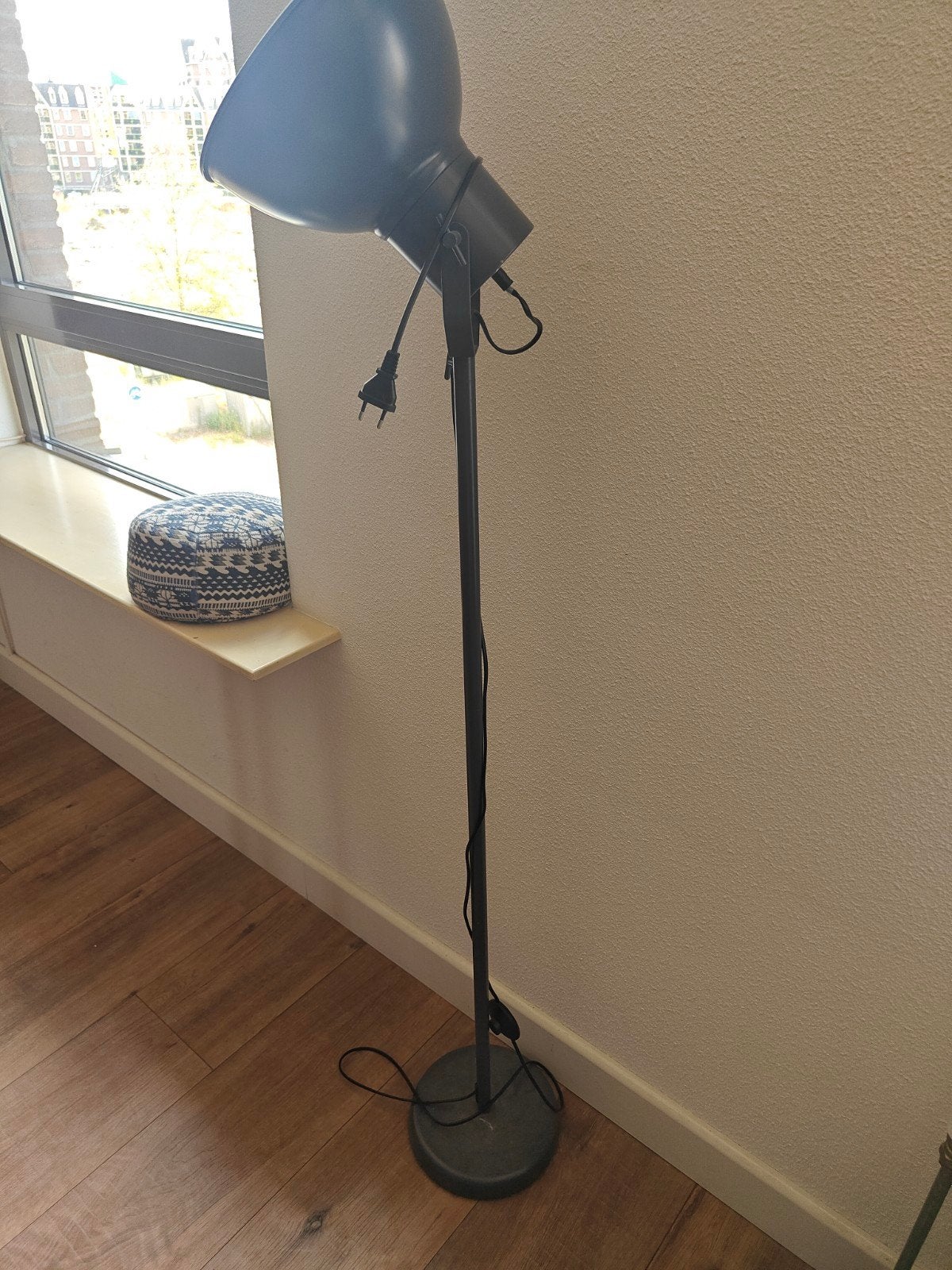 Donkergrijze vloerlamp, Ophalen, Gebruikt, 100 tot 150 cm, E27 (groot)