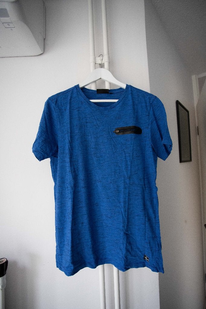 Blauw T-shirt met zwart detail Non Grada maat M, Ophalen of Verzenden, Maat 48/50 (M), Blauw, Gedragen