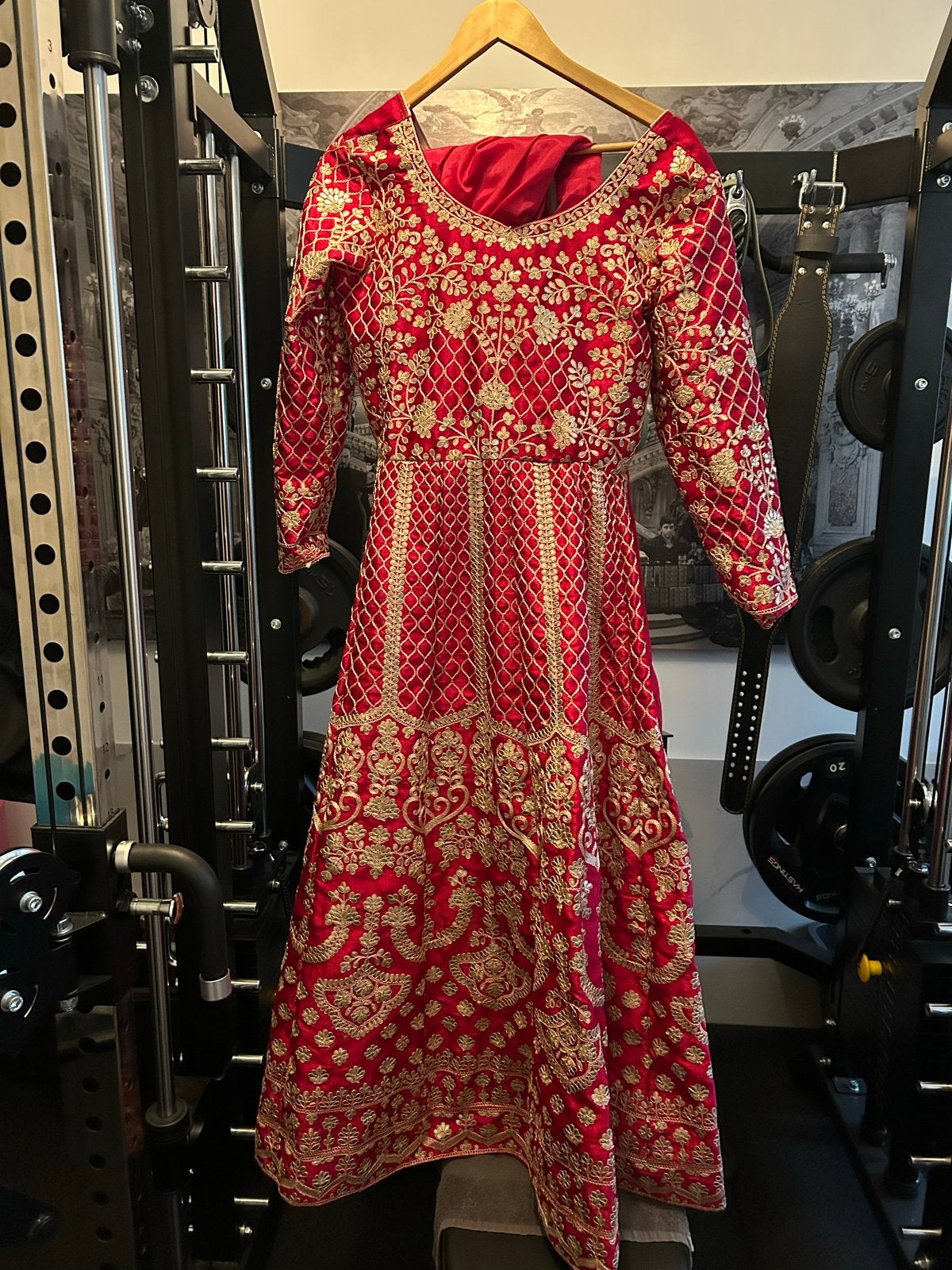 Prachtige Indiase jurk - Rode Anarkali met gouden borduursel, Maat 38/40 (M), Nieuw, Ophalen of Verzenden, Rood