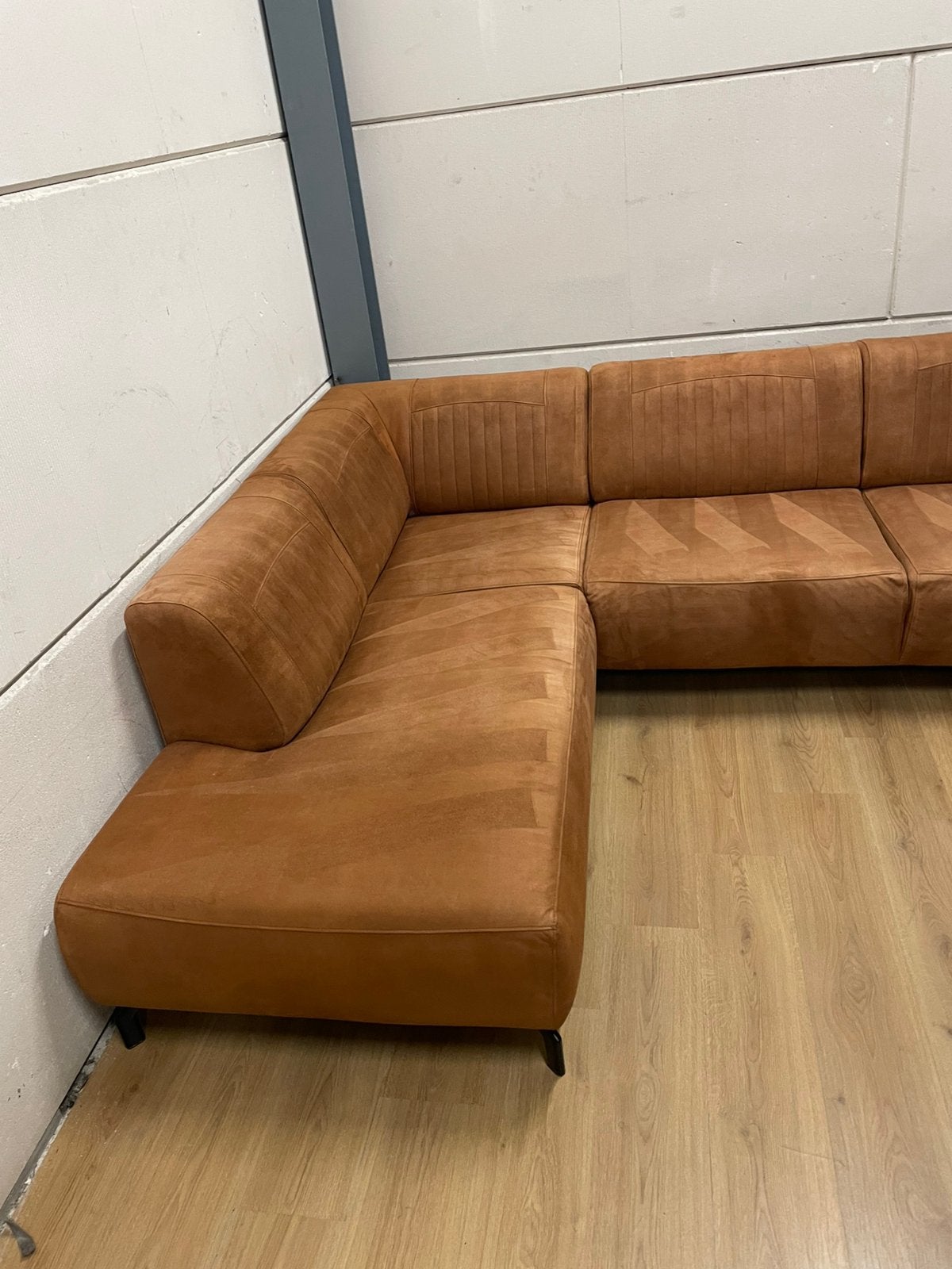 Mooie luxe suede cognac bruine hoekbank - GEREINIGD!!!, Huis en Inrichting, Ophalen, 250 tot 300 cm, Luxe, Hoekbank