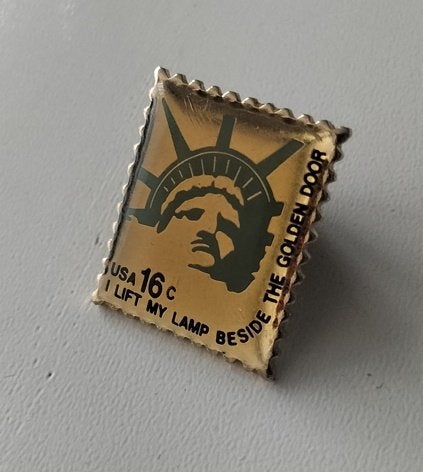 Amerikaanse postzegel pin, Verzamelen, Ophalen of Verzenden, Zo goed als nieuw, Overige onderwerpen, Speldje of Pin
